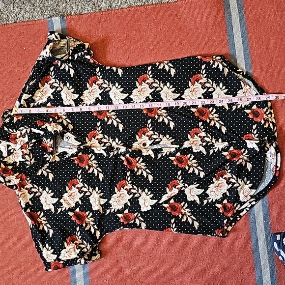 2 STUNNING LULAROE CHARLIE BROWN CHARLIE FLORAL BUTTON UP SHIRTS - Picture 5 of 15